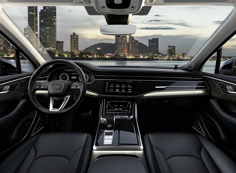 【ほぼ量産型】アウディの新型SUV「Q9」の巨大グリルが見えた！ 最高級ド迫力モデルの公開は26年前半