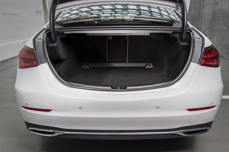 【詳細解説】メルセデスベンツ新型「Cクラス」の変更点は？ 星型LEDなど見どころ多数…26年登場