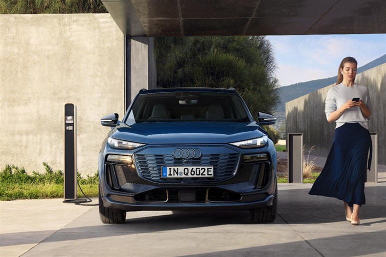 【ほぼ量産型】アウディの新型SUV「Q9」の巨大グリルが見えた！ 最高級ド迫力モデルの公開は26年前半