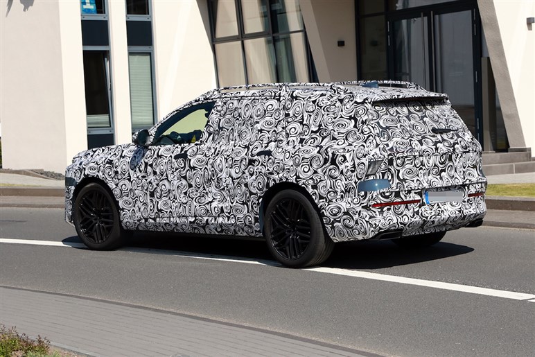 【ほぼ量産型】アウディの新型SUV「Q9」の巨大グリルが見えた！ 最高級ド迫力モデルの公開は26年前半