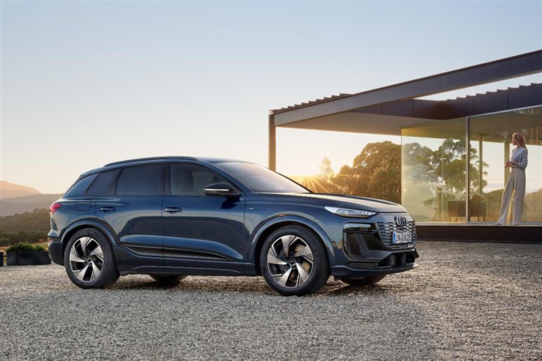 【ほぼ量産型】アウディの新型SUV「Q9」の巨大グリルが見えた！ 最高級ド迫力モデルの公開は26年前半