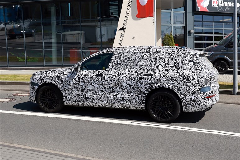 【ほぼ量産型】アウディの新型SUV「Q9」の巨大グリルが見えた！ 最高級ド迫力モデルの公開は26年前半