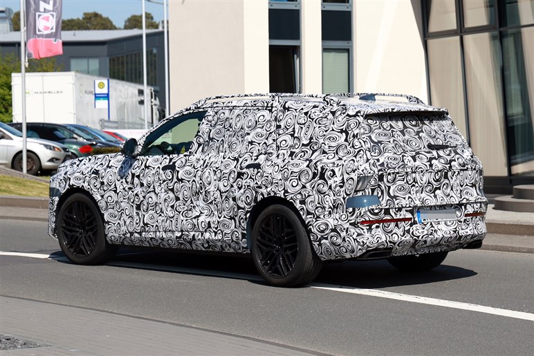 【ほぼ量産型】アウディの新型SUV「Q9」の巨大グリルが見えた！ 最高級ド迫力モデルの公開は26年前半