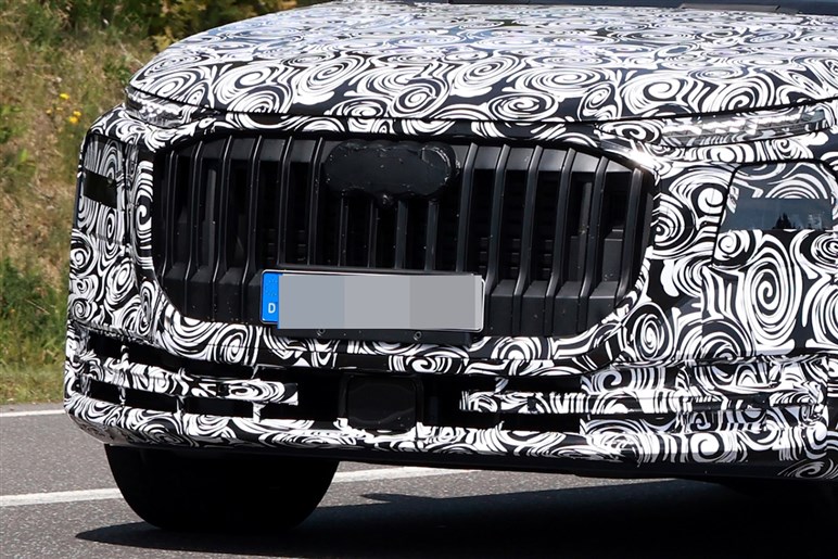 【ほぼ量産型】アウディの新型SUV「Q9」の巨大グリルが見えた！ 最高級ド迫力モデルの公開は26年前半