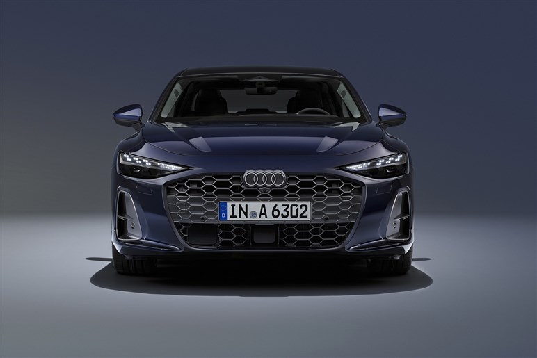 【ほぼ量産型】アウディの新型SUV「Q9」の巨大グリルが見えた！ 最高級ド迫力モデルの公開は26年前半