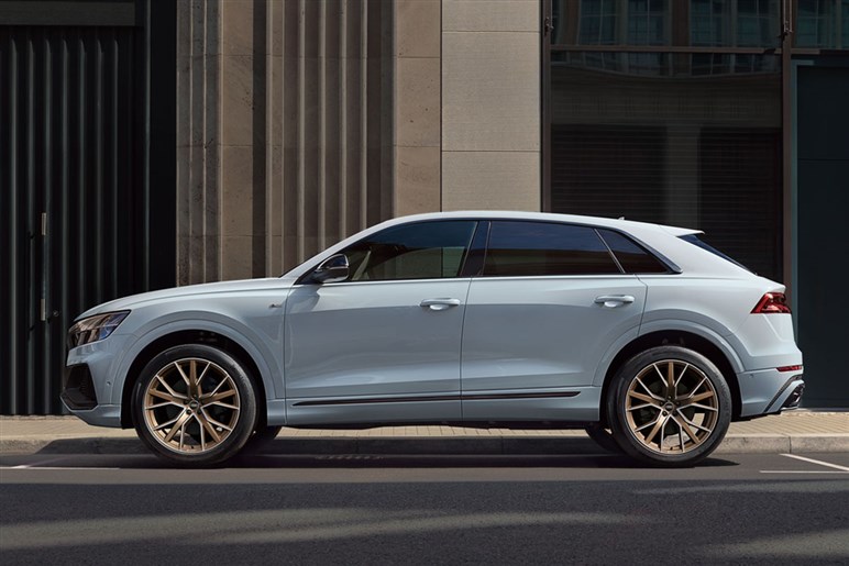 【ほぼ量産型】アウディの新型SUV「Q9」の巨大グリルが見えた！ 最高級ド迫力モデルの公開は26年前半