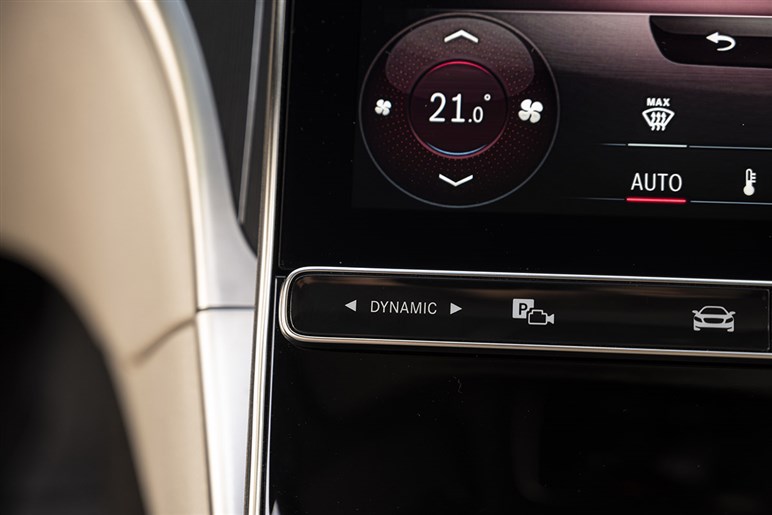 【詳細解説】メルセデスベンツ新型「Cクラス」の変更点は？ 星型LEDなど見どころ多数…26年登場
