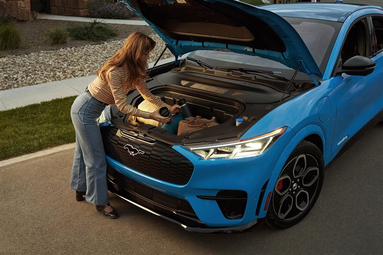 【ほぼ量産型】アウディの新型SUV「Q9」の巨大グリルが見えた！ 最高級ド迫力モデルの公開は26年前半