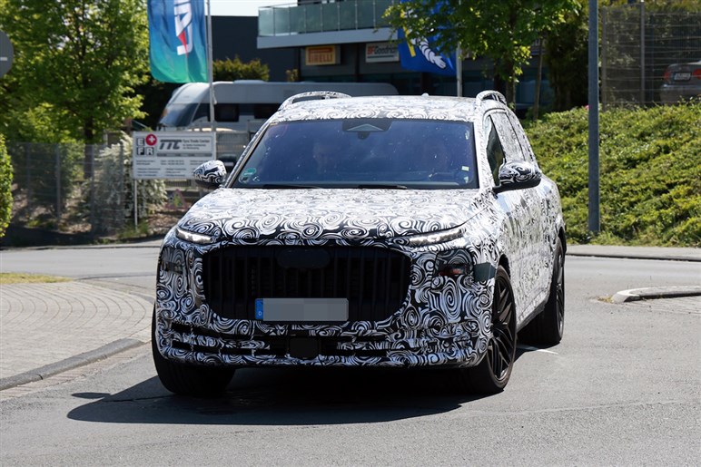 【ほぼ量産型】アウディの新型SUV「Q9」の巨大グリルが見えた！ 最高級ド迫力モデルの公開は26年前半
