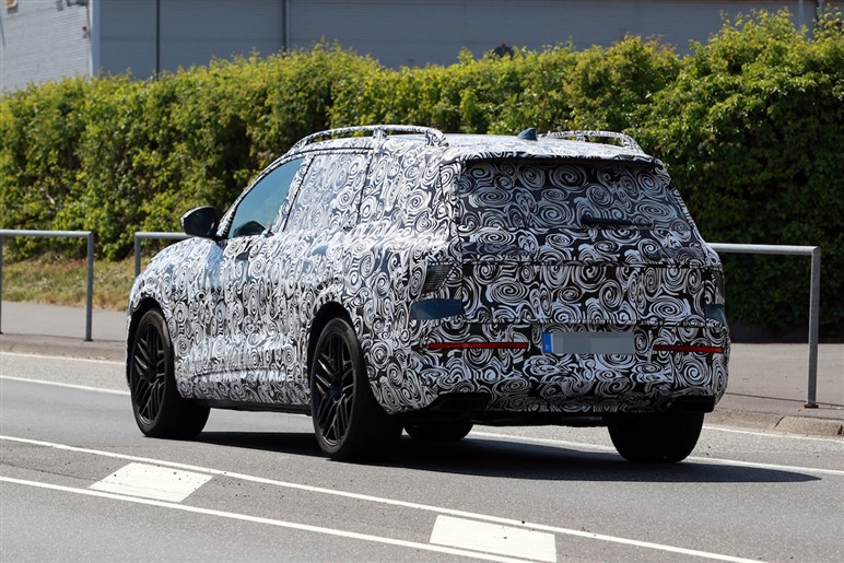 【ほぼ量産型】アウディの新型SUV「Q9」の巨大グリルが見えた！ 最高級ド迫力モデルの公開は26年前半