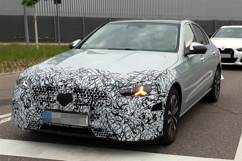 【詳細解説】メルセデスベンツ新型「Cクラス」の変更点は？ 星型LEDなど見どころ多数…26年登場