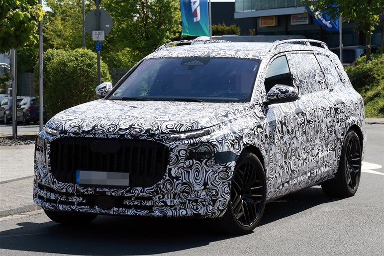 【ほぼ量産型】アウディの新型SUV「Q9」の巨大グリルが見えた！ 最高級ド迫力モデルの公開は26年前半