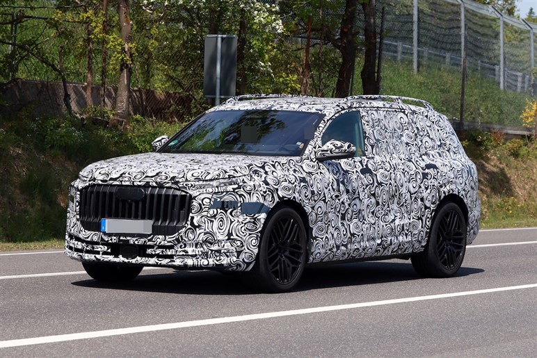 【ほぼ量産型】アウディの新型SUV「Q9」の巨大グリルが見えた！ 最高級ド迫力モデルの公開は26年前半