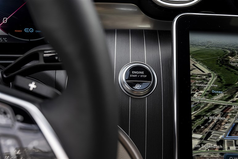 【詳細解説】メルセデスベンツ新型「Cクラス」の変更点は？ 星型LEDなど見どころ多数…26年登場