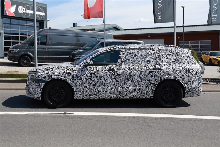 【ほぼ量産型】アウディの新型SUV「Q9」の巨大グリルが見えた！ 最高級ド迫力モデルの公開は26年前半