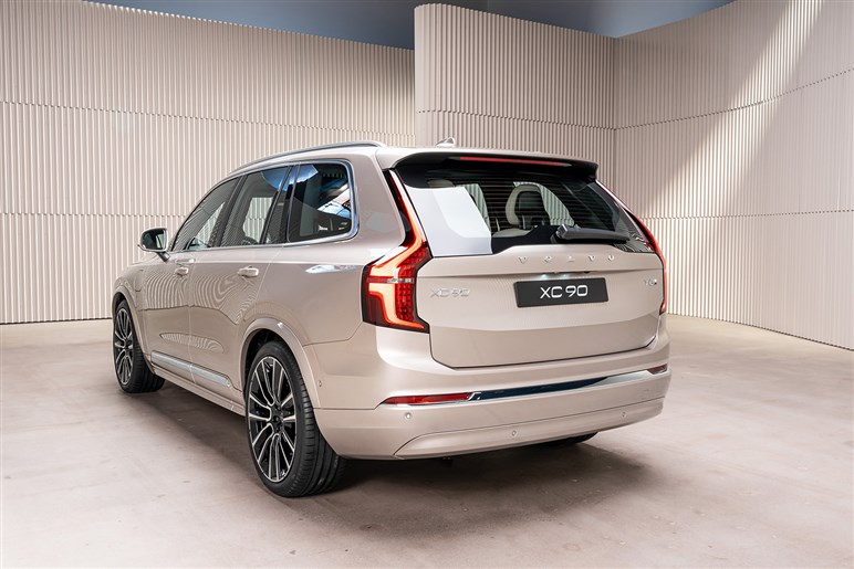 【名車復活】ボルボ新型「XC70」のプロトタイプ画像がリーク。中国以外の展開も計画…日本はどうなる？