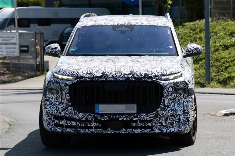 【ほぼ量産型】アウディの新型SUV「Q9」の巨大グリルが見えた！ 最高級ド迫力モデルの公開は26年前半