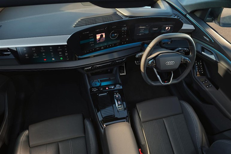 【ほぼ量産型】アウディの新型SUV「Q9」の巨大グリルが見えた！ 最高級ド迫力モデルの公開は26年前半