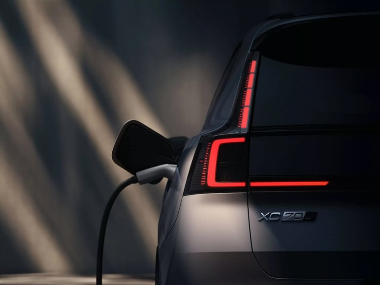 【名車復活】ボルボ新型「XC70」のプロトタイプ画像がリーク。中国以外の展開も計画…日本はどうなる？