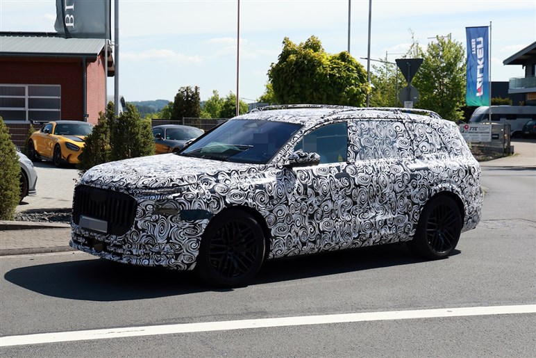 【ほぼ量産型】アウディの新型SUV「Q9」の巨大グリルが見えた！ 最高級ド迫力モデルの公開は26年前半