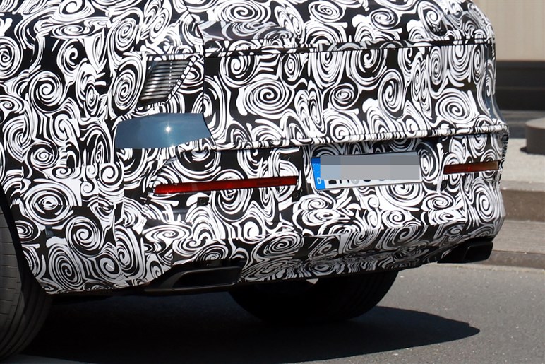 【ほぼ量産型】アウディの新型SUV「Q9」の巨大グリルが見えた！ 最高級ド迫力モデルの公開は26年前半