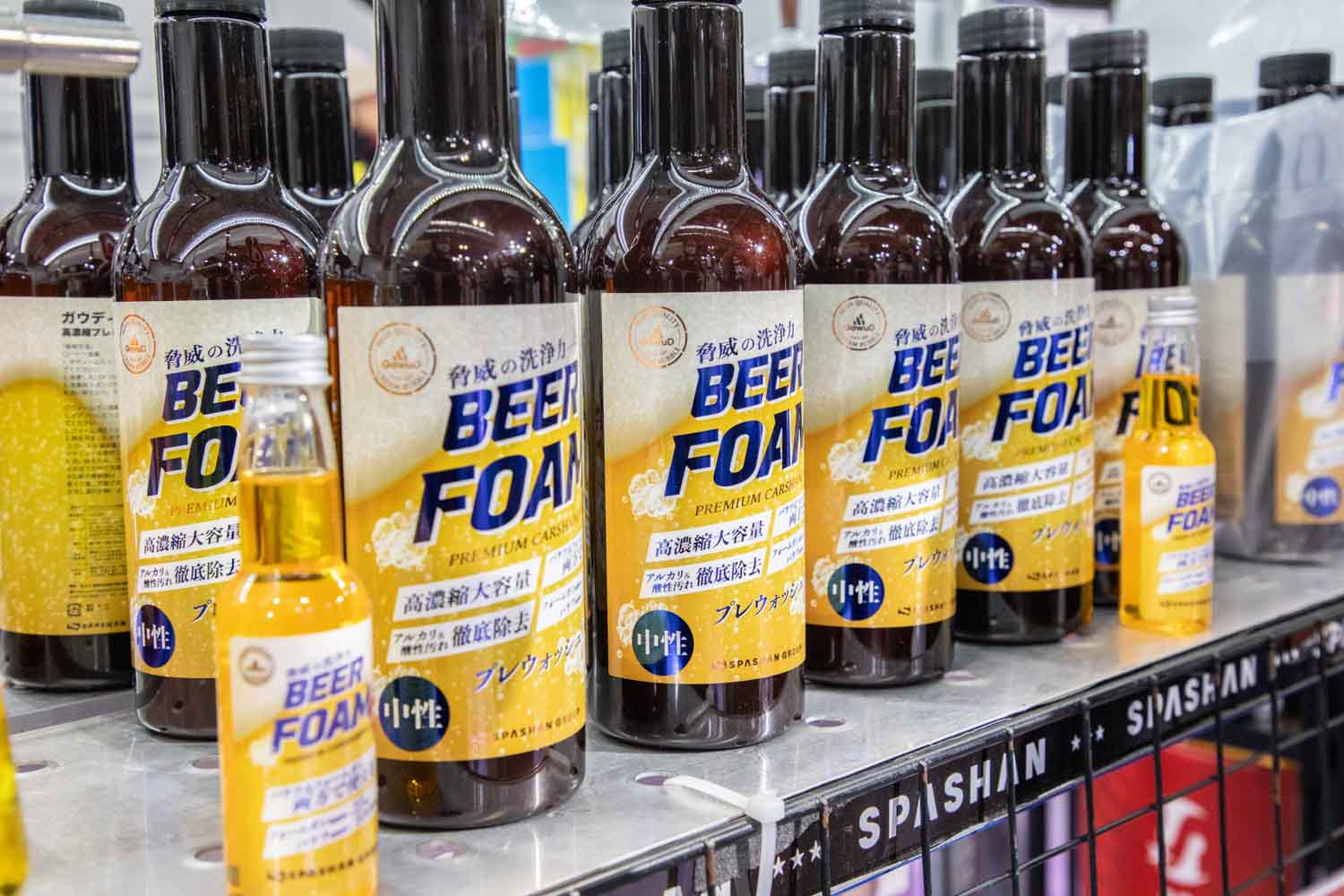 ビールのようなカーシャンプー！「ビアフォーム」のモチモチ泡でピッチやタール汚れもスッキリ！「スパシャン」ブースは洗車好きアイテムがいっぱい