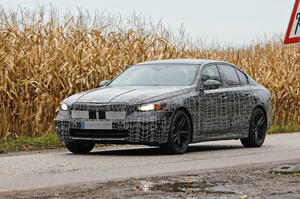 新型BMW「i5」　プロトタイプ発見　5シリーズの完全EV版、2024年頃登場見込み