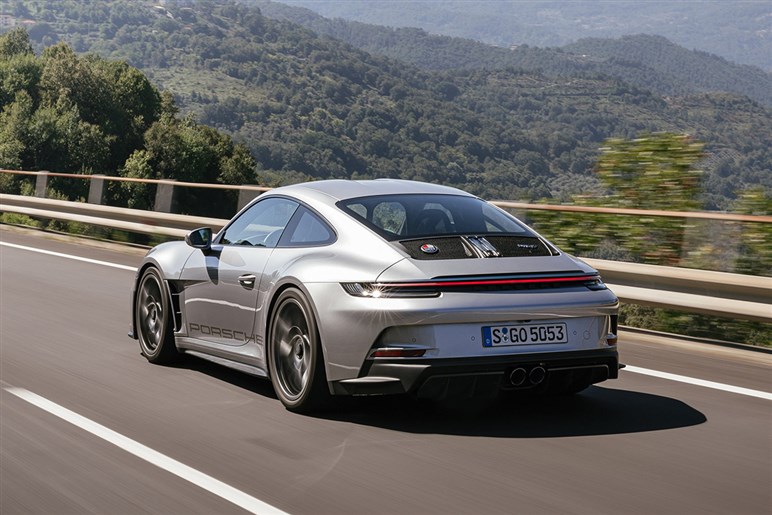 オンロード最速「911 S/T」爆誕。最良の911は投資価値も◎、4000台でもお値打ち！