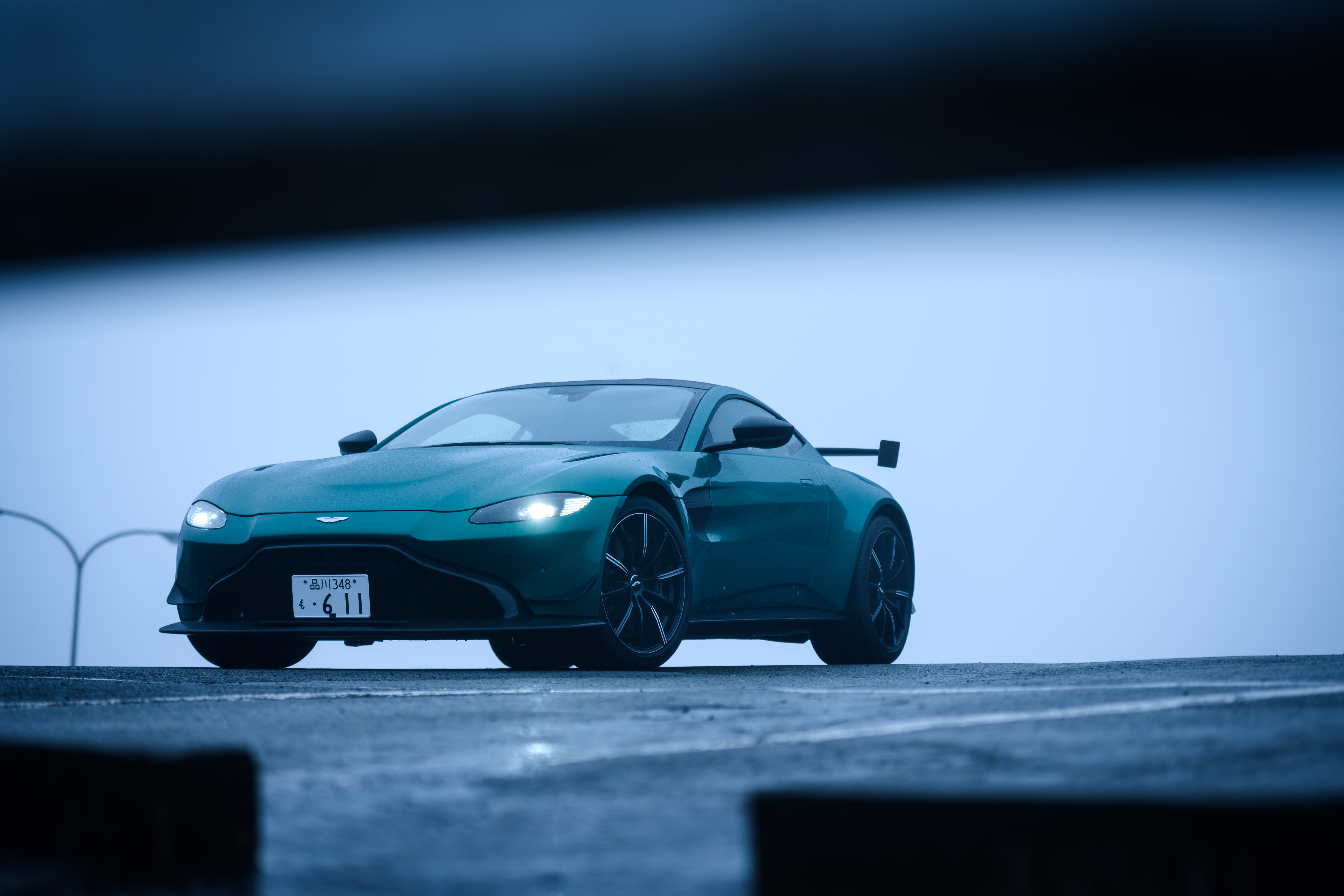 坂道発進は大丈夫 今尾直樹 アストンマーティン ヴァンテージ の7mtに乗る Gq Japan 自動車情報サイト 新車 中古車 Carview