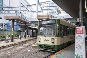 上も下も路面電車！ 広島駅前「今だけの光景」に注目 激セマ電停も「新ルート誕生」と同時に廃止へ