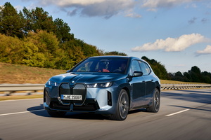 【デザインがよりシャープに洗練】最長の723kmに最強の1015Nm！新型BMW iX登場