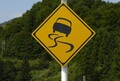標識って基本「常設」のハズ！　だとすれば「滑りやすい」の標識がある道路はどんな状態なのか？