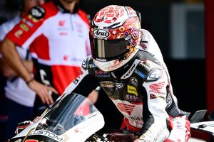 代役参戦の中上貴晶、もらい事故で右膝を負傷。MotoGPチェコGPの決勝レースは欠場に