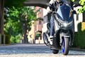 【ヤマハ NMAX 試乗】デザインは「超人バロム・1」!? ドイツ車的な重厚さを増した走りの心地よさ…伊丹孝裕