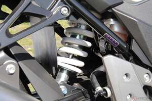 今では一般的でも当時は「空飛ぶサスペンション」と評された!? 高性能サスの基本形として40年以上も採用され続けている「モノサス」とは？