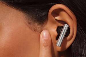 耳元を飾る“音のジュエリー”!? 創立100周年を迎えた「バング＆オルフセン」から“新型高級イヤホン”が登場 ブランドの真髄を体現したアイテムの魅力とは