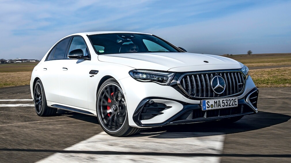 2気筒減らしても612馬力を発揮する「メルセデスAMG E 53ハイブリッド4MATIC+」をテスト！