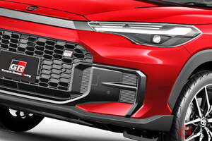 トヨタが新型「カローラクロス」発表！ 全長4.5m級で「ちょうどイイサイズ」に約200馬力の快速「“GR SPORT”」も設定！ めちゃ精悍“大口顔”の「走り仕様」はノーマルと何が違う？
