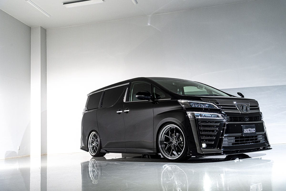 やり過ぎないヴェルファイアのイジり方】漆黒の威圧的ボディにフラップ