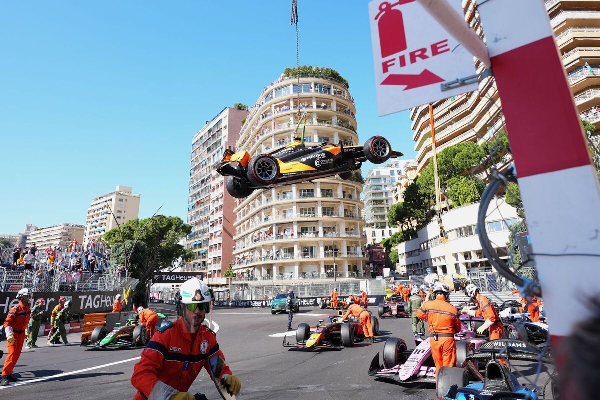 計9台リタイアの大混戦！　クロフォードがピットタイミング逃さず逆転優勝。レースは赤旗終了｜FIA F2モナコ フィーチャーレース