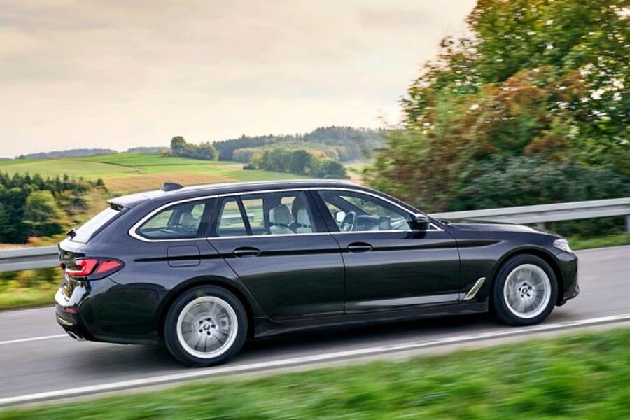 【シンプルな5のワゴンという魅力】BMW 5シリーズ 520dツーリングへ試乗　マイルドHV