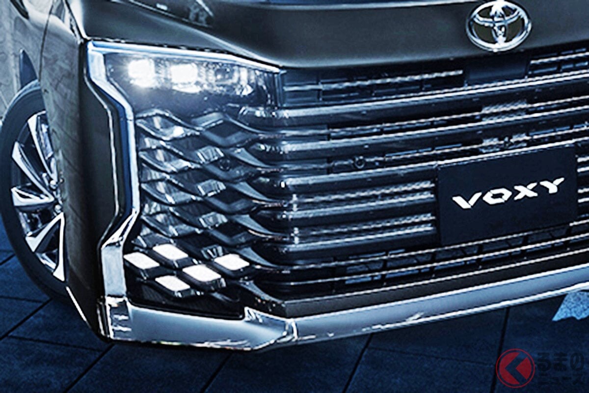 トヨタが「“新”ヴォクシー」を発表！ 全長4.7mの“ちょうどいいサイズ”に「精悍2段ライト顔」採用！ 登場3年の「3列シートミニバンの“大定番”」が進化！ 一部改良モデル発売