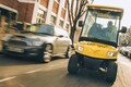 黄色い「ゴルフカート」でロンドンを走る　ユーゴーの新サービス　市民権は得られる？