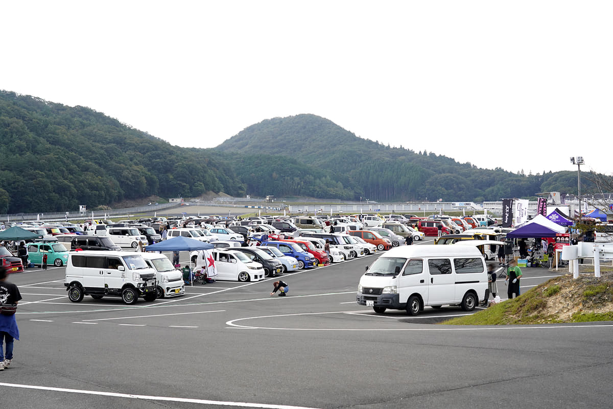 軽トラ シャコアゲ オープン軽 軽自動車カスタムカー ばかりが何と380台も集まった 巨大ミーティング の中身 Auto Messe Web 自動車情報サイト 新車 中古車 Carview