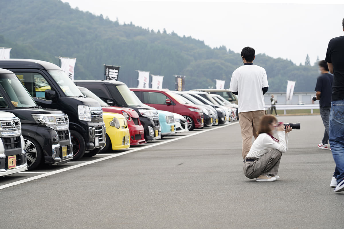 軽トラ シャコアゲ オープン軽 軽自動車カスタムカー ばかりが何と380台も集まった 巨大ミーティング の中身 Auto Messe Web 自動車情報サイト 新車 中古車 Carview