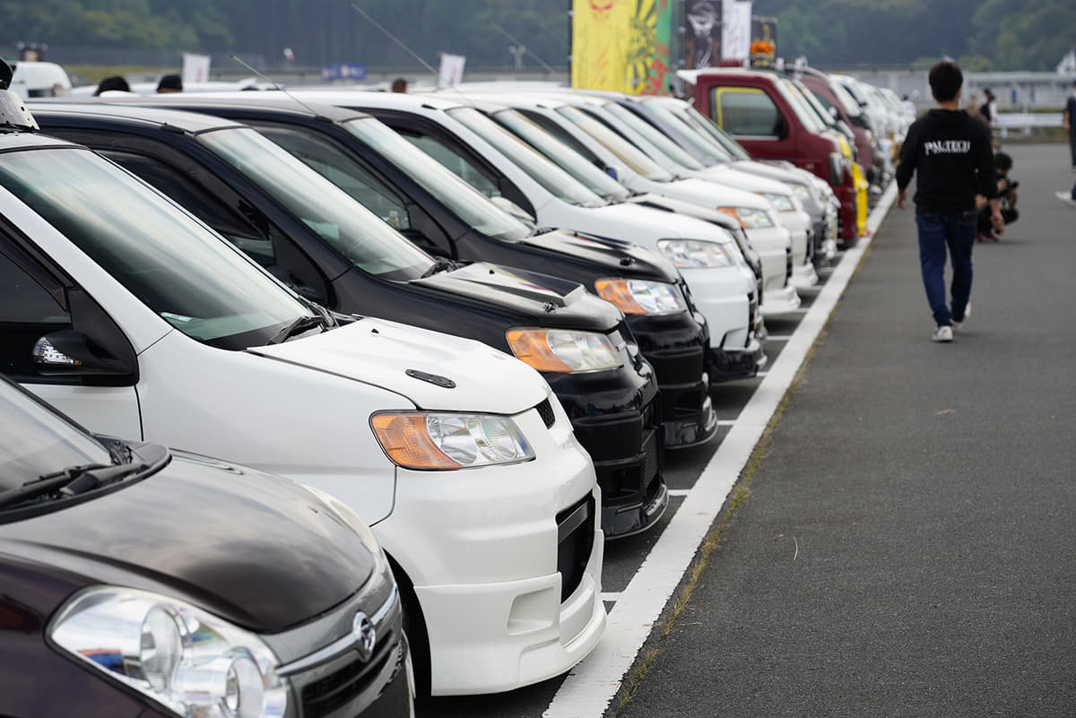 軽トラ シャコアゲ オープン軽 軽自動車カスタムカー ばかりが何と380台も集まった 巨大ミーティング の中身 Auto Messe Web 自動車情報サイト 新車 中古車 Carview