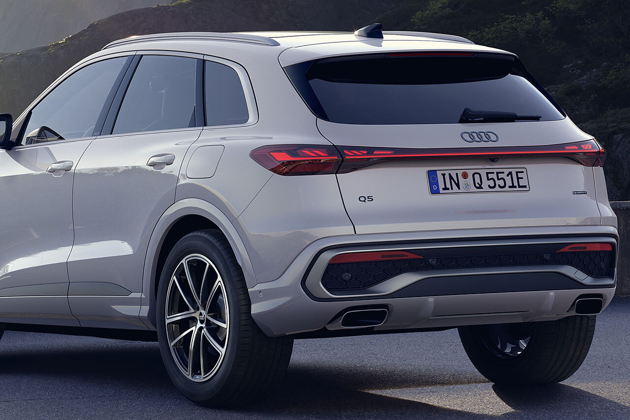 アウディ「Q5」に「eハイブリッド」を追加！ 進化したバッテリーで最大100kmまでの電動走行が可能