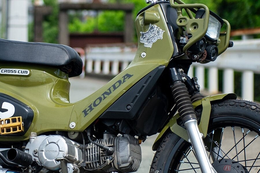 スクエアライトに2連プロジェクターでイメージを一新!! プロの技とセンスが光るホンダ「クロスカブ」カスタムとは？