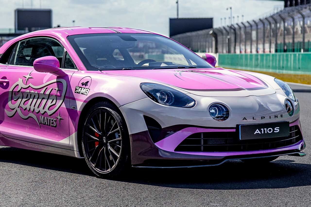 アルピーヌ、衝撃の「ピンクA110」を発表！ 人気eスポーツチーム「Gentle Mates」との異色コラボ「ロケリ」が現実のクルマに