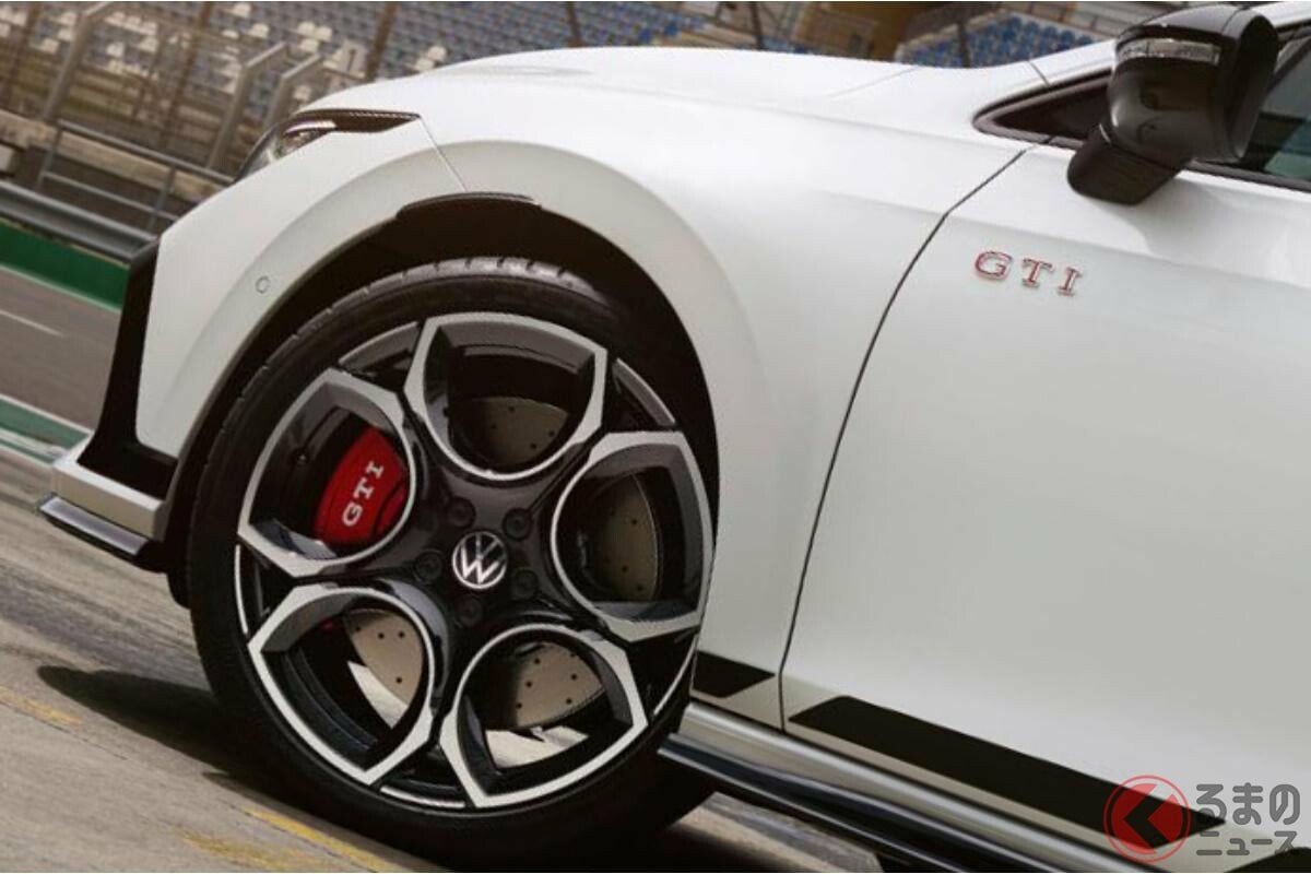 300馬力の「最強5ドアハッチバック」世界初公開！ 直4ターボ＆巨大ウイングがカッコイイ！ 「GOLF GTI」をドイツでお披露目